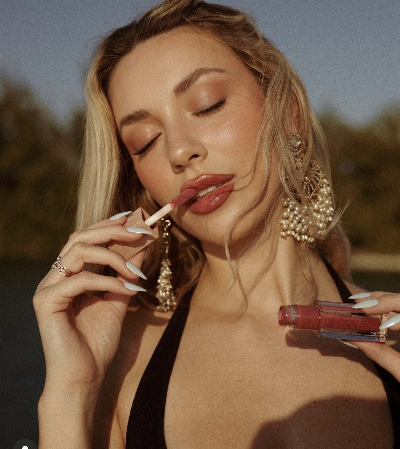 Η Γαρυφαλλιά Καληφώνη με lip gloss