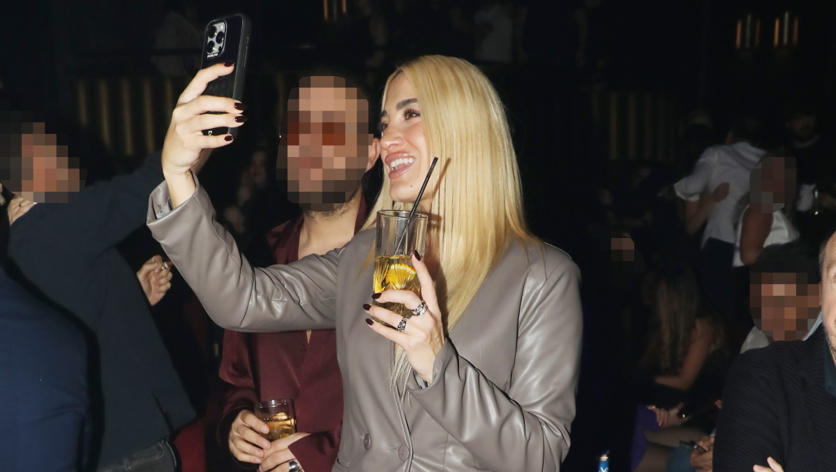 Ιωάννα Τούνη: Με γκρι chic leather σύνολο στο νυχτερινό κέντρο που εμφανίζεται ο Αντώνης Ρέμος και η Δέσποινα Βανδή