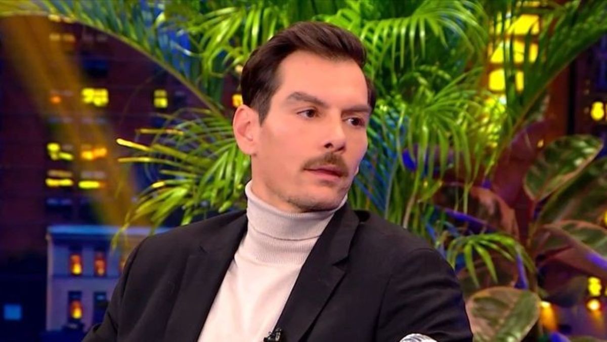 Γιάννης Κουκουράκης: «Είμαι υπέρ των σχέσεων αλλά βαριέμαι πάρα πολύ τον γάμο»