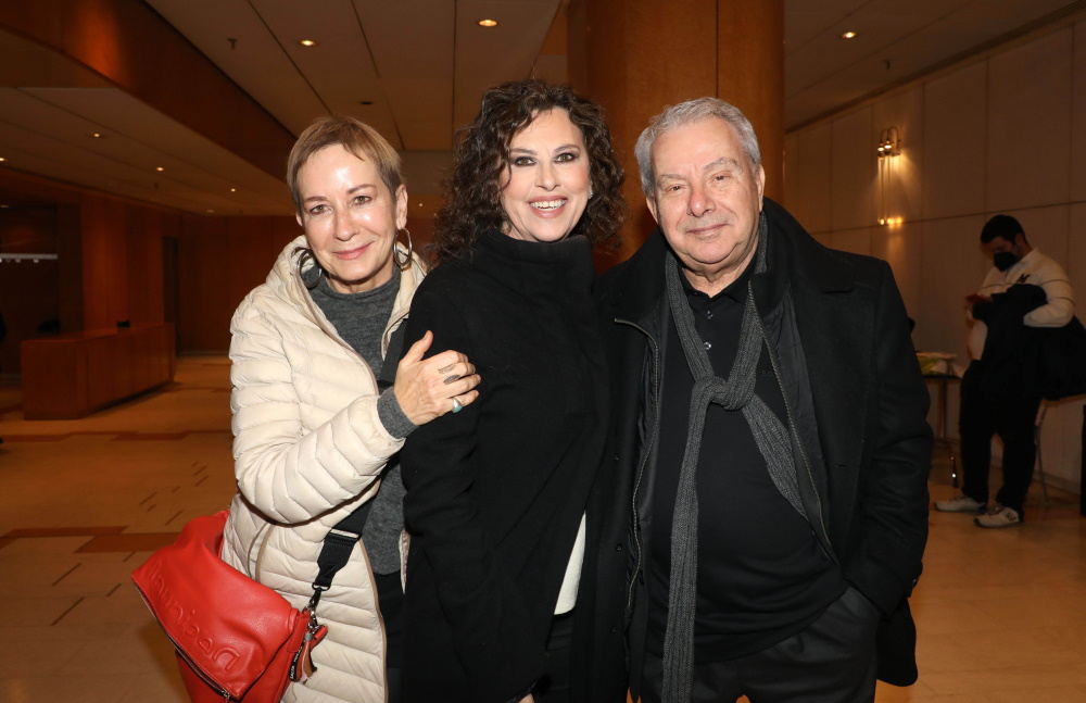 Η Λένα Διβάνη, η Ελευθερία Αρβανιτάκη και ο Μανώλης Μητσιάς.