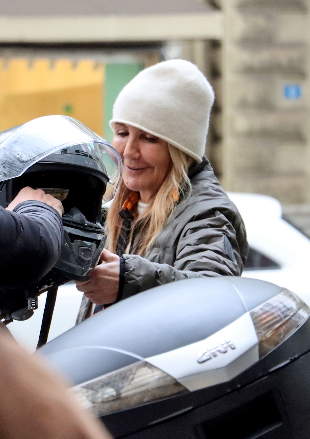 Ένα off white beanie επέλεξε η Μαρέβα Μητσοτάκη για να προστατευτεί από το κρύο.