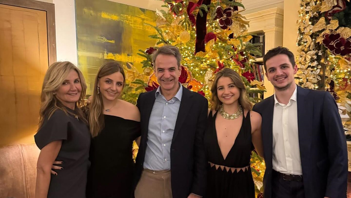 Μαρέβα Μητσοτάκη: Με dark greige sequined παντελόνα στην οικογενειακή πρωτοχρονιάτικη φωτογραφία