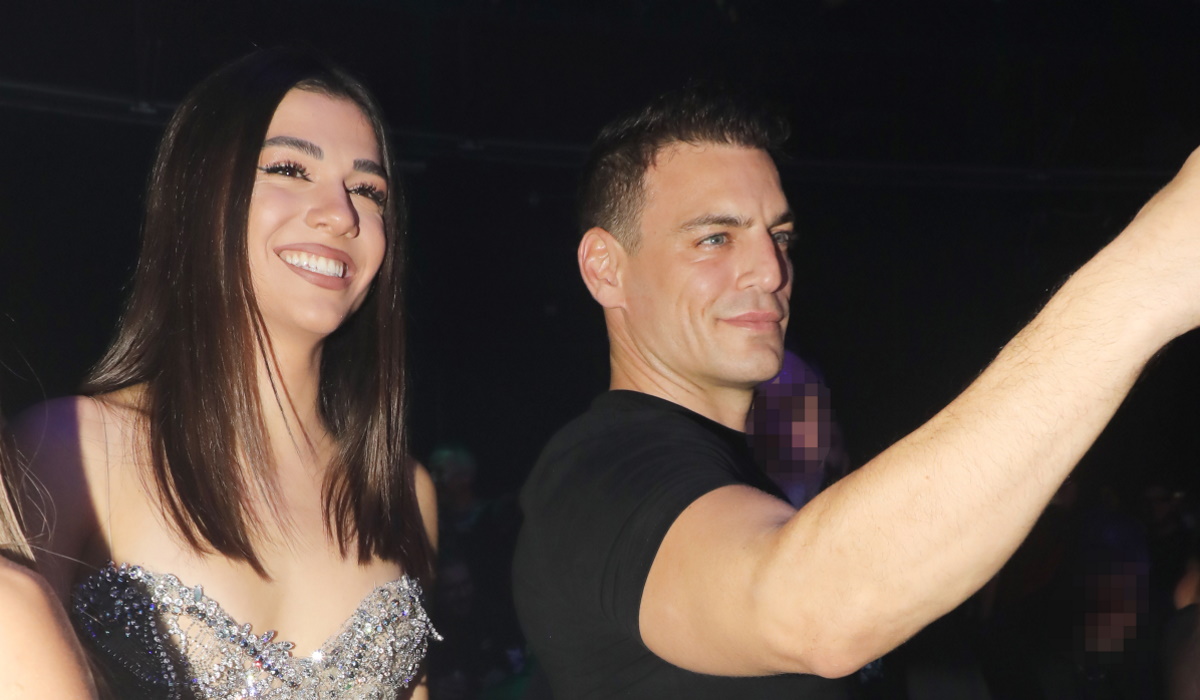 Μελίνα Νικολαΐδη: Με λευκό μίνι φόρεμα και ασημένιες λεπτομέρειες σε βραδινή της έξοδο με τον Δημήτρη Φιντιρίκο