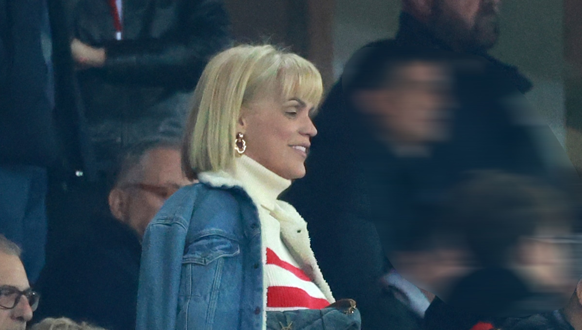 Σάσα Σταμάτη: Στο γήπεδο με denim puffer Saint Laurent τσάντα – Πόσο κοστίζει;