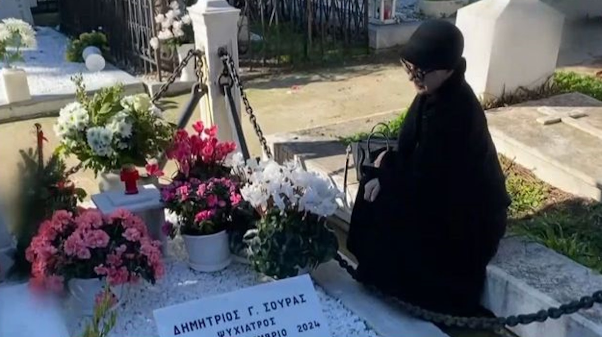 Ελένη Μαρούδα: Με δάκρυα στα μάτια πάνω από το μνήμα του συζύγου της, Δημήτρη Σούρα