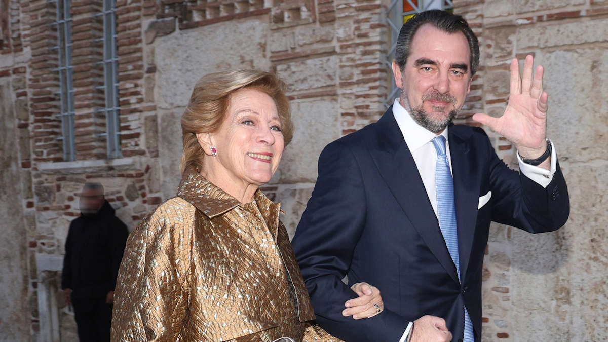 Άννα Μαρία: Πόσο κοστίζει η χρυσή oversized ζακάρ καμπαρντίνα που έκλεψε τις εντυπώσεις στον γάμο του γιου της Νικόλαου Ντε Γκρες;