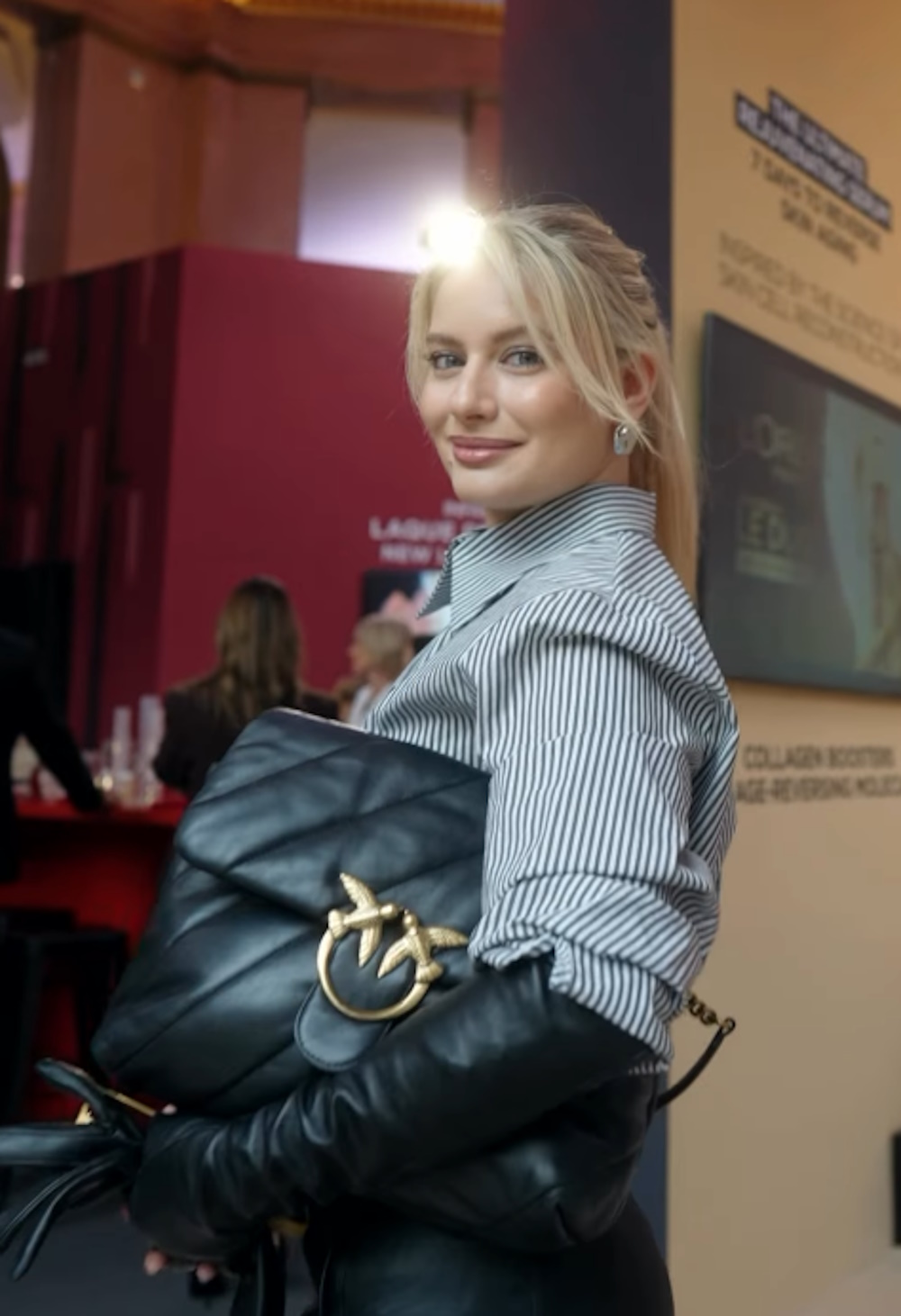 Για το look της η Ντόρα Μακρυγιάννη επέλεξε μια Pinko τσάντα.