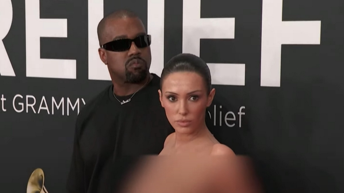 Grammys 2025: Η Μπιάνκα Σενσόρι εμφανίστηκε γυμνή με μία γούνα στα βραβεία – Φήμες ότι τους έδιωξαν