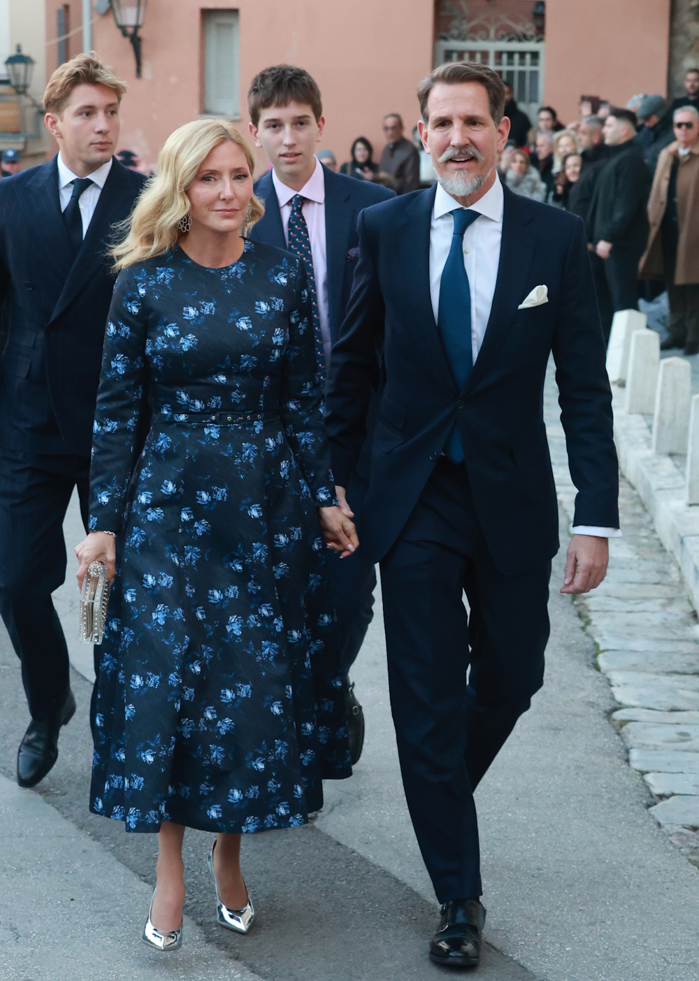 Η Μαρί Σαντάλ με μπλε cocktail φόρεμα Emilia Wickstead και ασημένιες γόβες.