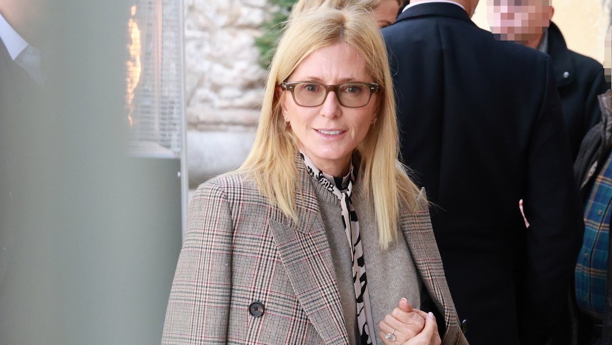 Μαρί Σαντάλ: Με λευκές γόβες Prada και Hermès Birkin τσάντα στην πρόβα γάμου του Νικόλαου Ντε Γκρες