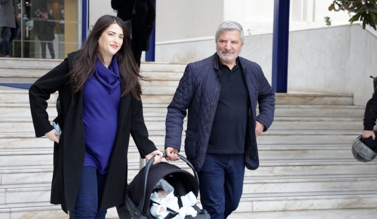 Γιώργος Πατούλης – Νάνσυ Κοιλού: Εξιτήριο από το μαιευτήριο με τον νεογέννητο γιο τους 