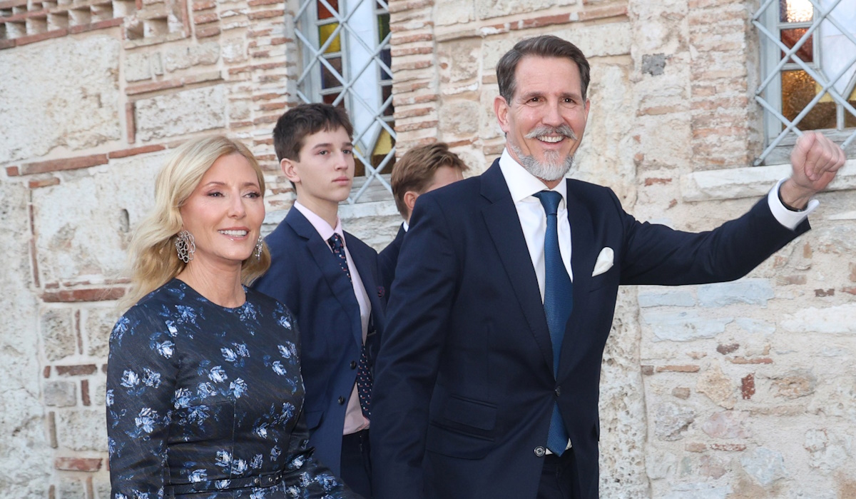 Παύλος Ντε Γκρες – Μαρί Σαντάλ: Η εντυπωσιακή άφιξή τους στον γάμο του Νικόλαου Ντε Γκρες και της Χρυσής Βαρδινογιάννη με τα παιδιά τους