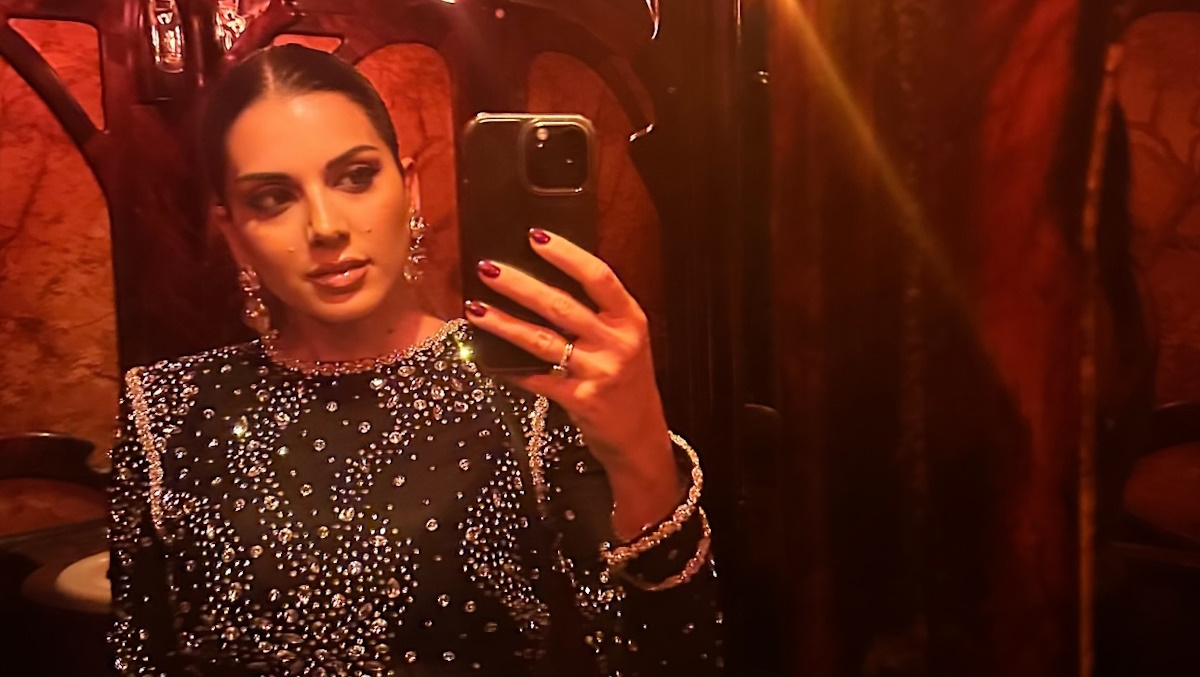 Σταματίνα Τσιμτσιλή: Η glam εμφάνιση με μίνι embellished μαύρο φόρεμα και retro πέδιλα στο Παρίσι