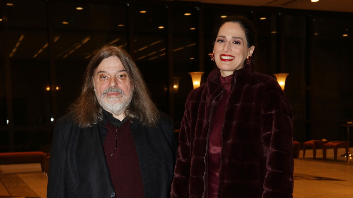 Βερόνικα Δαβάκη: Με total burgundy σύνολο στο πλευρό του συζύγου της Δημήτρη Παπαδημητρίου στο Μέγαρο Μουσικής Αθηνών