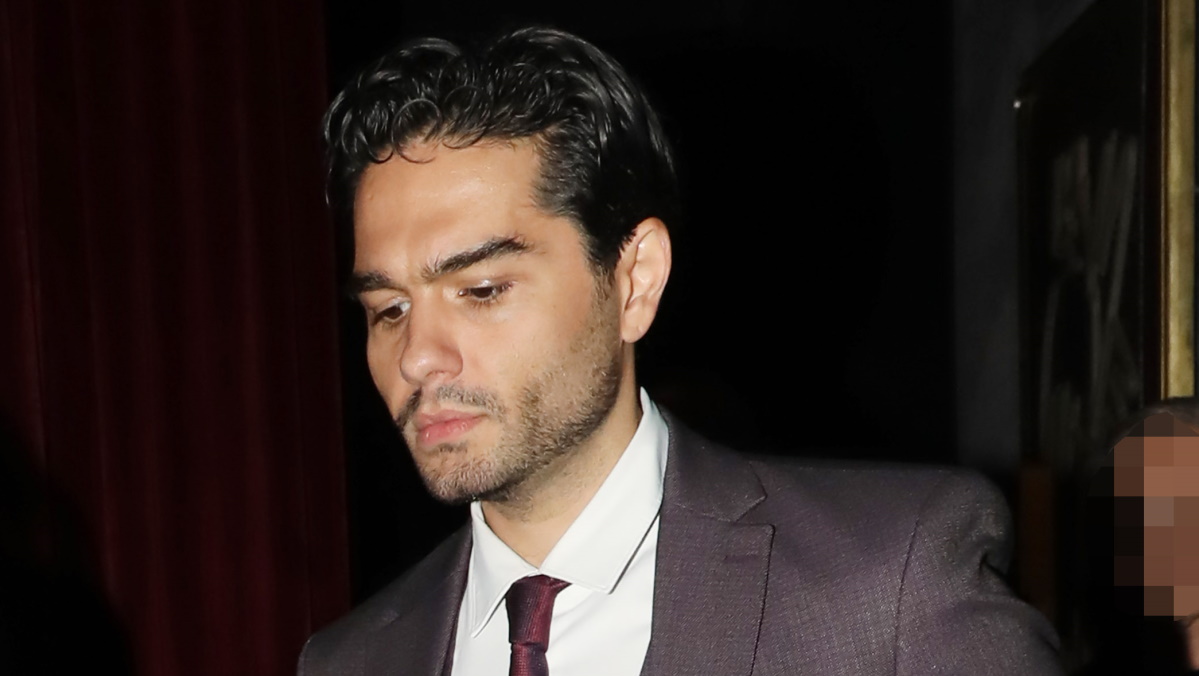 Χρήστος Μάστορας: Με κοστούμι και γραβάτα στο δικαστήριο – Στο πλευρό του η Γαρυφαλλιά Καληφώνη