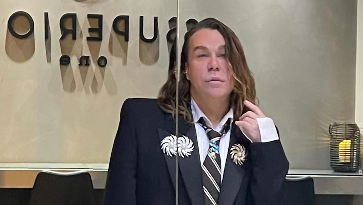 Style Icon Alert: Ο Τρύφωνας Σαμαράς υιοθετεί την κορυφαία τάση της σεζόν