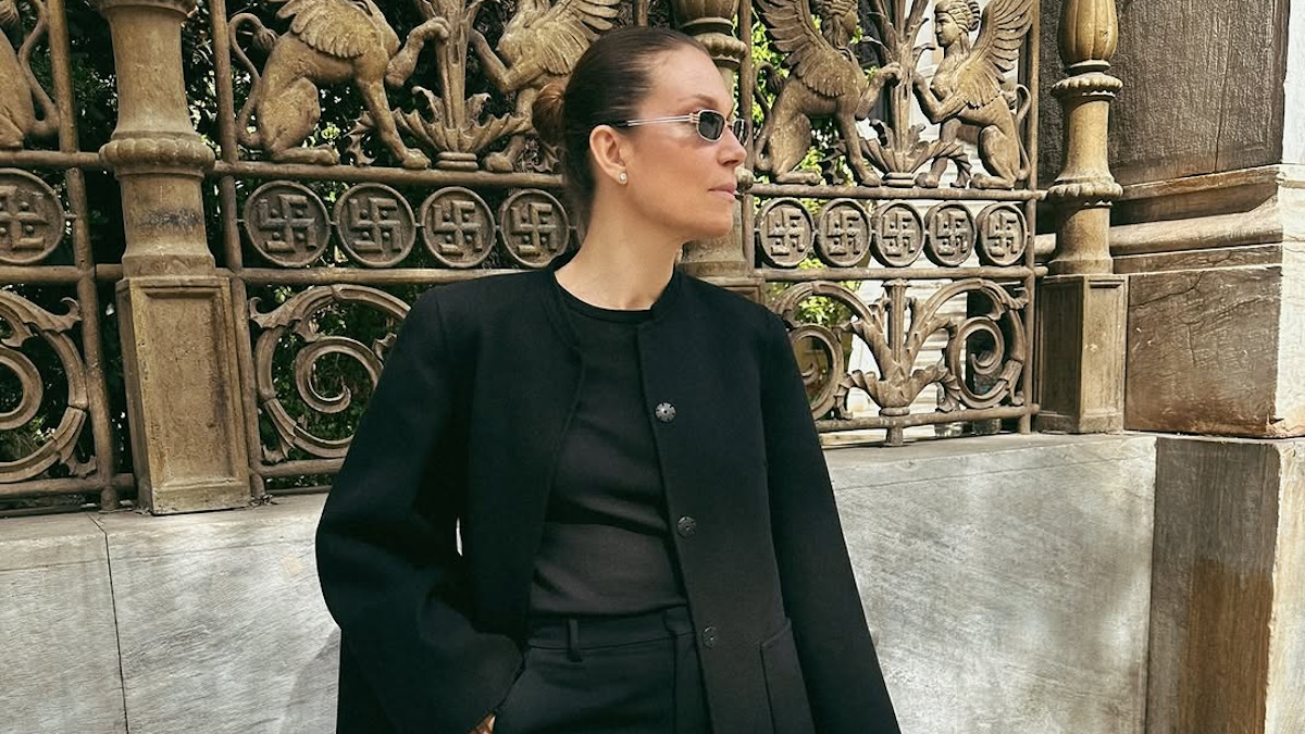 Βίκυ Καγιά: Η stylish εμφάνιση της με total black outfit στο κέντρο της Αθήνας