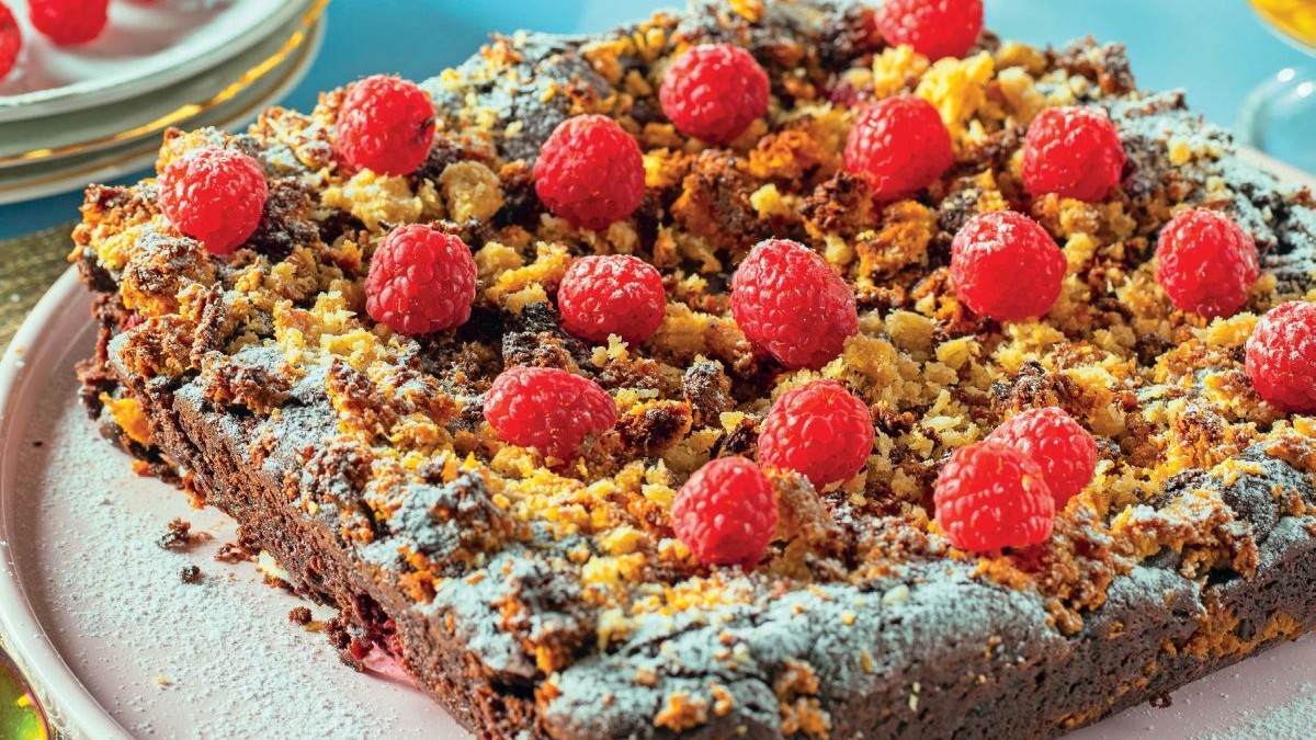Brownies με καραμελωμένη καρύδα και σμέουρα από τη Ντίνα Νικολάου