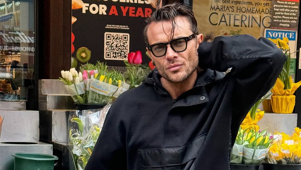 Δημήτρης Γιαννέτος: Η street style εμφάνιση του με pleated pants στους δρόμους της Νέας Υόρκης