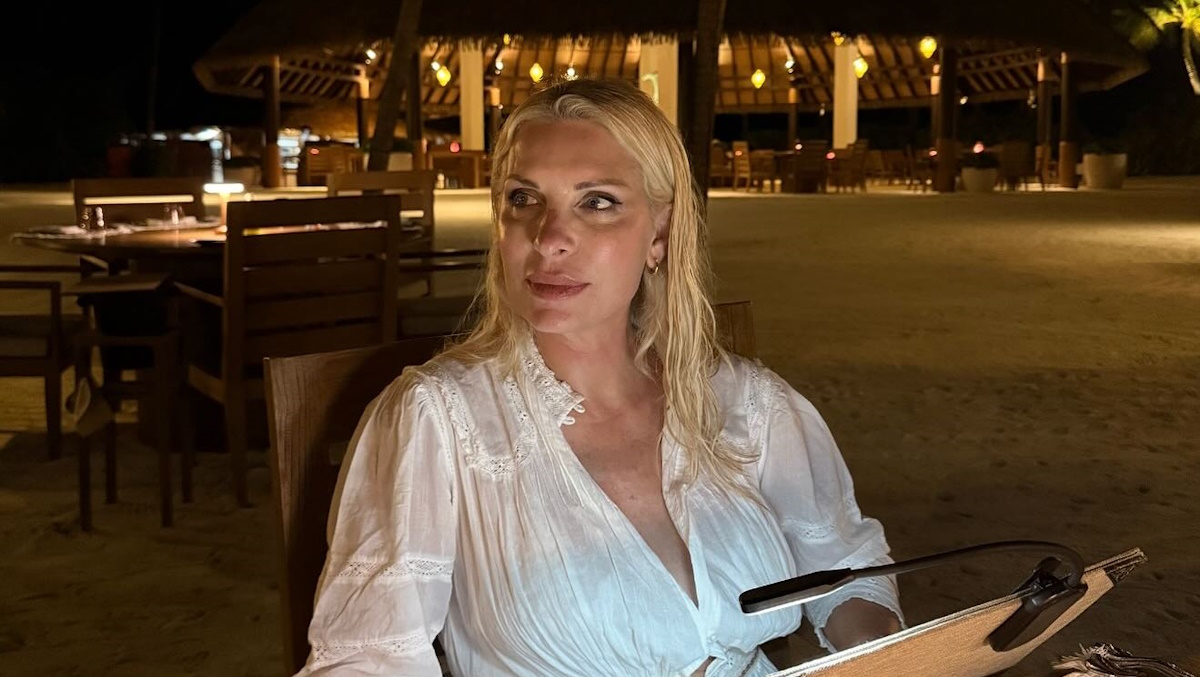 Ελένη Μενεγάκη: Με boho μακρύ φόρεμα και μαλλιά αλατισμένα σε βραδινή έξοδο