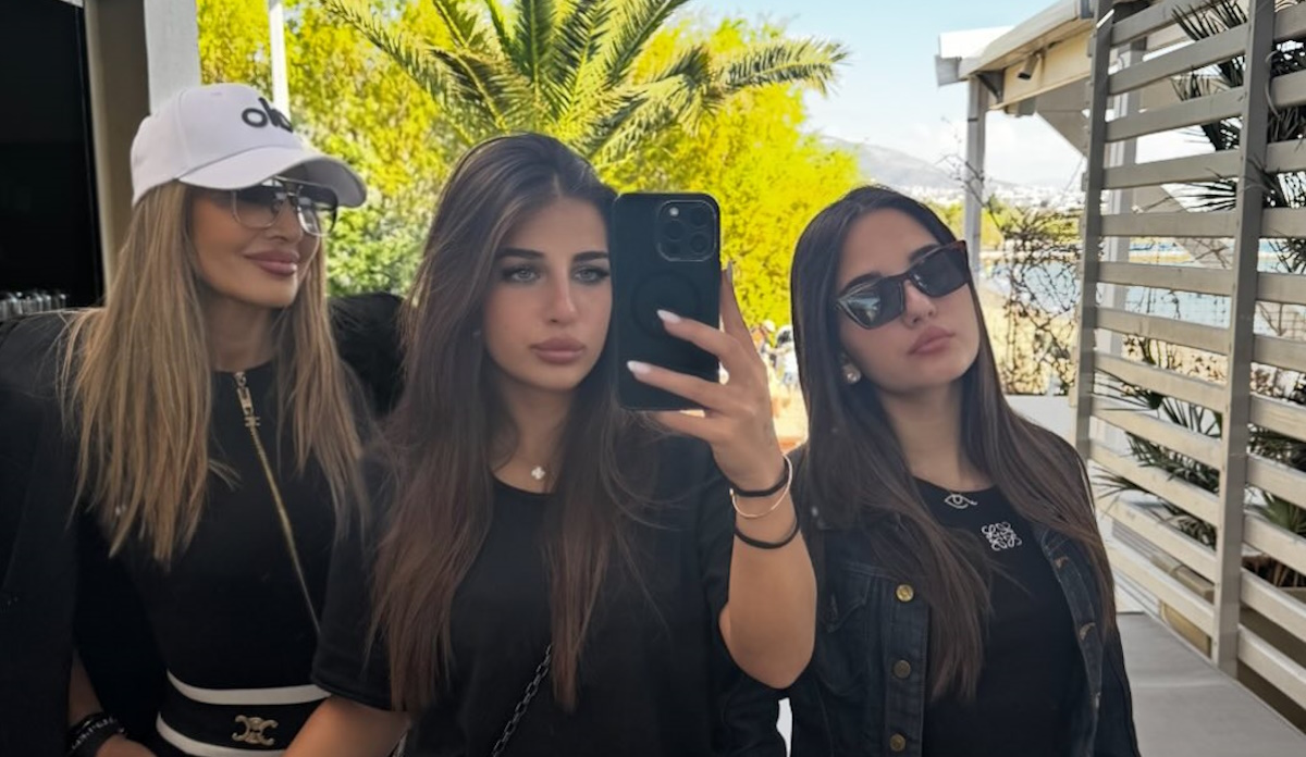 Ελένη Πετρουλάκη: Με total black outfit σε πρωινή βόλτα με τις κόρες της, Δωροθέα και Ηλιάνα