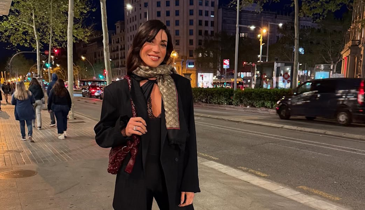 Ήβη Αδάμου: Η chic εμφάνιση με total black look στη Βαρκελώνη
