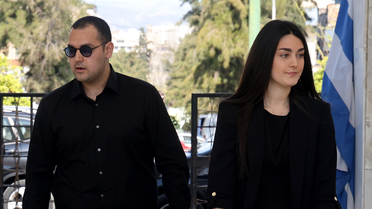 Αλέξης Κούγιας: Συντετριμμένα τα παιδιά του στο μνημόσυνο του – H αγκαλιά της Εύης Βατίδου μετά το unfollow