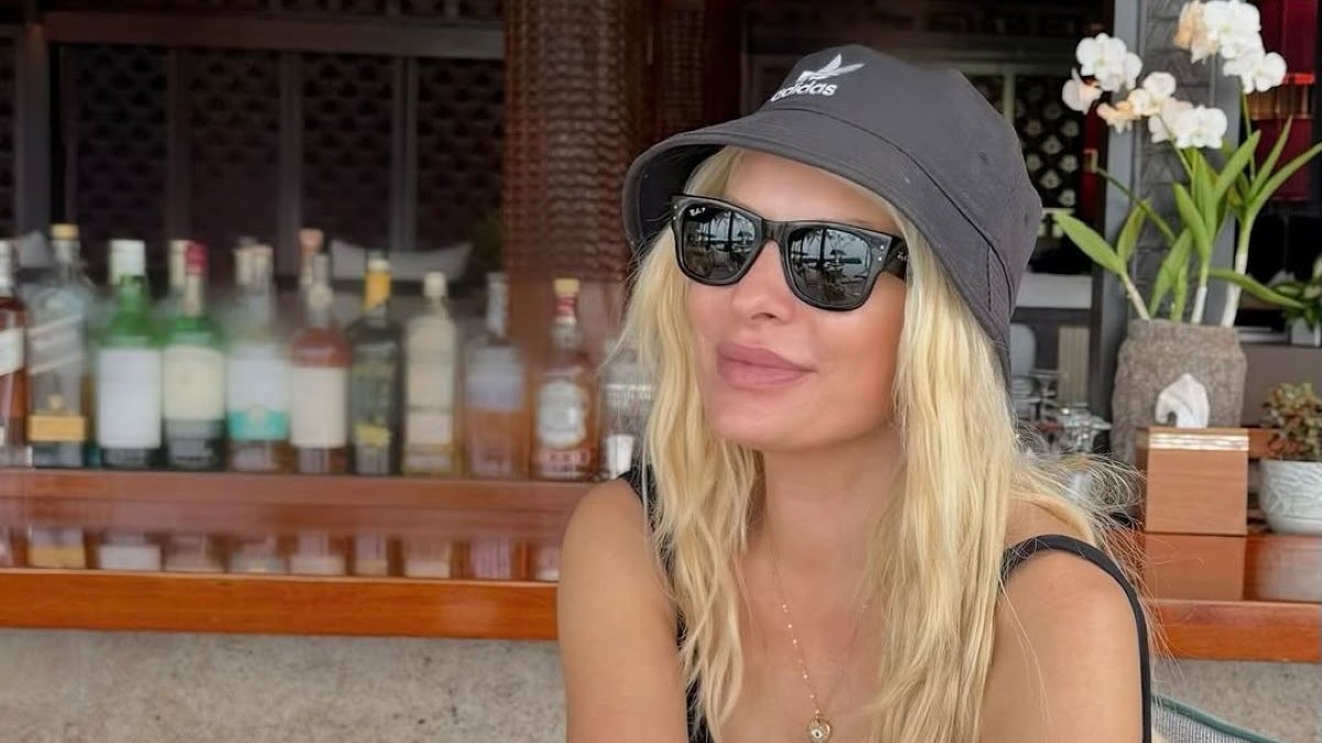 Ελένη Μενεγάκη: Ποζάρει με μαύρο ολόσωμο μαγιό και σορτς στο νέο της ταξίδι με τον Μάκη Παντζόπουλο!