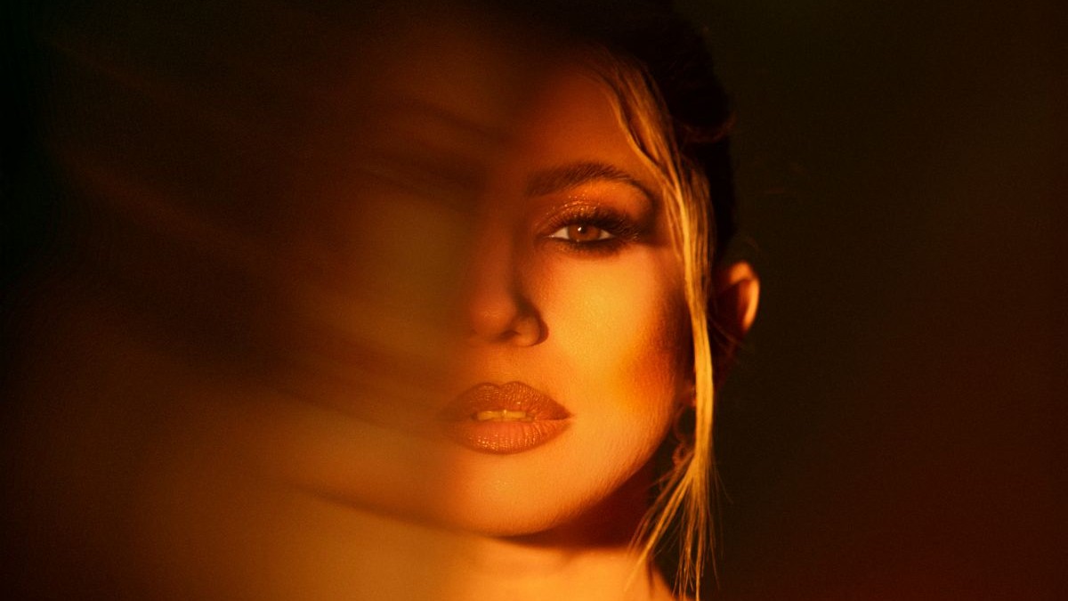 Χριστίνα Μηλιού: «Λύγισε» στο νέο της video clip για το τραγούδι «Ένας Μήνας Και Κάτι»