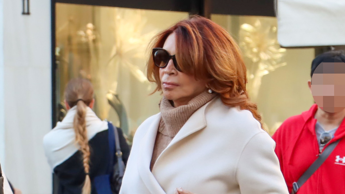 Μιμή Ντενίση: Το chic σύνολο που επέλεξε για τα ψώνια της στο κέντρο της Αθήνας