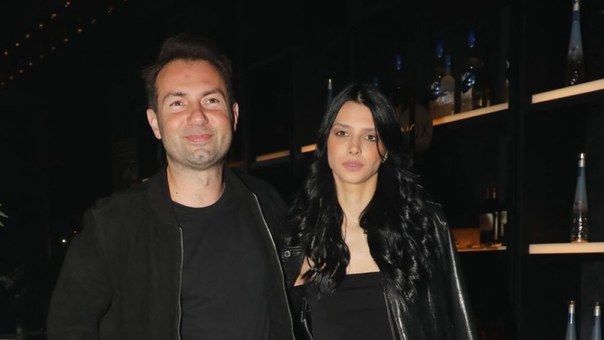 Άννα Μπεζάν: Mε total black σύνολο σε βραδινή έξοδο με τον Δημήτρη Παππά