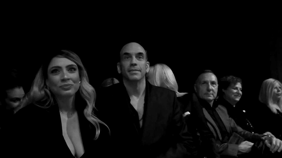 Πάνος Μουζουράκης – Μαριλού Κόζαρη: Στο front row του Athens Fashion Week λίγο πριν έρθει στον κόσμο το δεύτερο παιδί τους