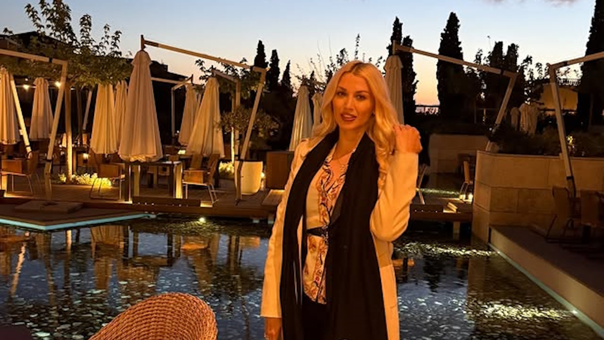 Κωνσταντίνα Σπυροπούλου: Η chic εμφάνιση της με Chanel φουλάρι – Πόσο κοστίζει;