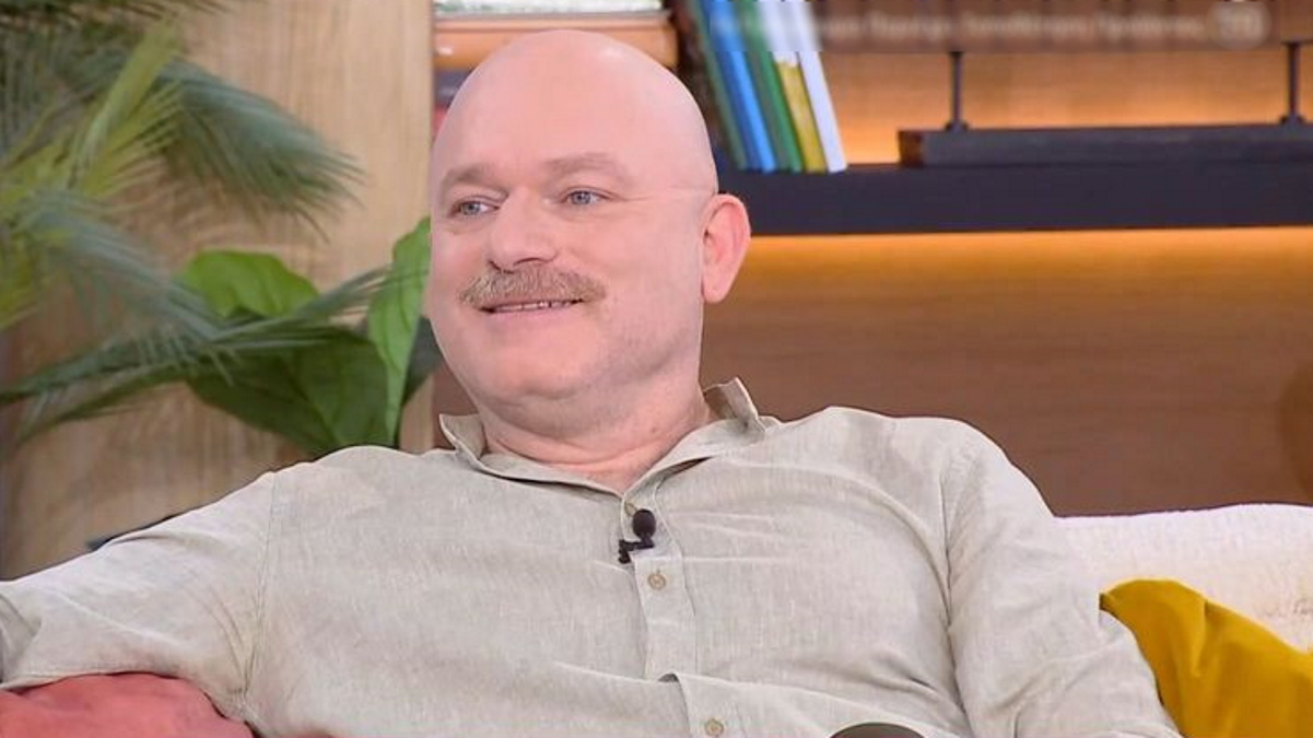 Αντώνης Κρόμπας: «Από τα 19 μέχρι μετά τα 30 βγαίναμε και ξενυχτούσαμε. Ήταν σαν παρατεταμένη εφηβεία και χαμένος χρόνος»