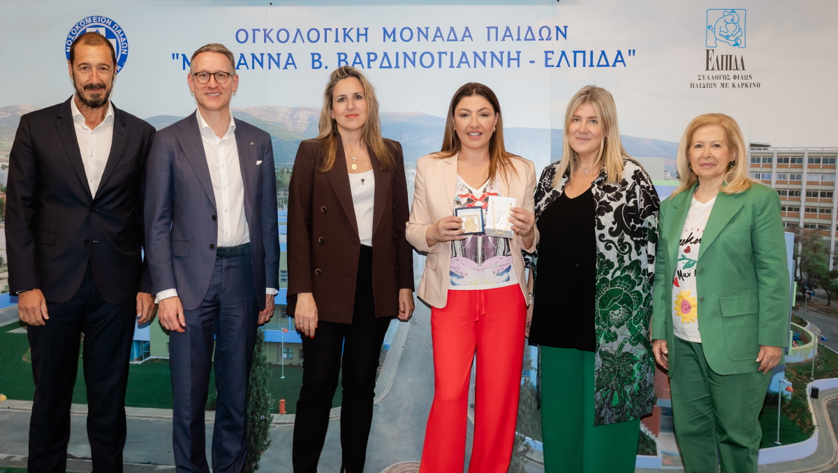 Στο πλευρό της ΕΛΠΙΔΑΣ η Έλενα Παπαρίζου – Επίσκεψη στο Ογκολογικό Νοσοκομείο και συμμετοχή στη μεγάλη συναυλία