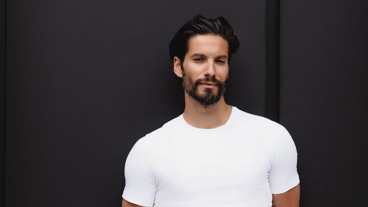 Ο Γιώργος Καράβας επιλέγει το cosmopolitan total white look