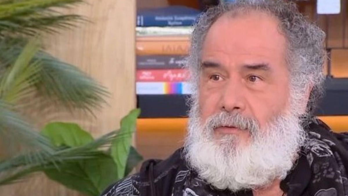 Θοδωρής Κατσαφάδος: «Σχολείο πήγαινα στην Γλυφάδα, αλλά μίλαγα χωριάτικα και τα παιδιά γελάγανε. Αποφάσισα να μην μιλάω…»