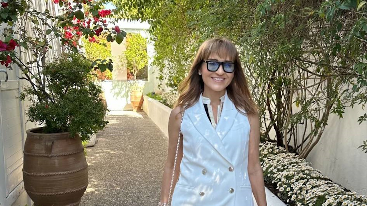 Μάρα Ζαχαρέα: Η stylish εμφάνιση της με total white waistcoat 