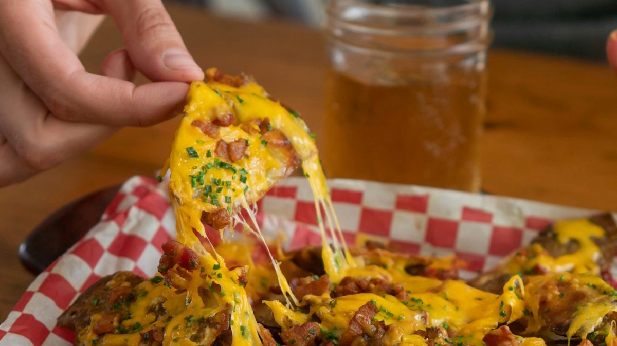Tα πιο λαχταριστά Νachos με cheddar sauce!  Εύκολη συνταγή από τον Άκη Πετρετζίκη