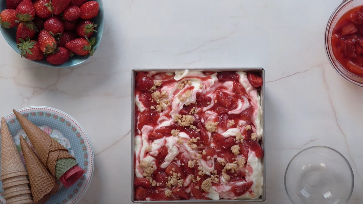 Εύκολο παγωτό cheesecake φράουλα με λίγα υλικά και 3 μυστικά για να γίνει αφράτο