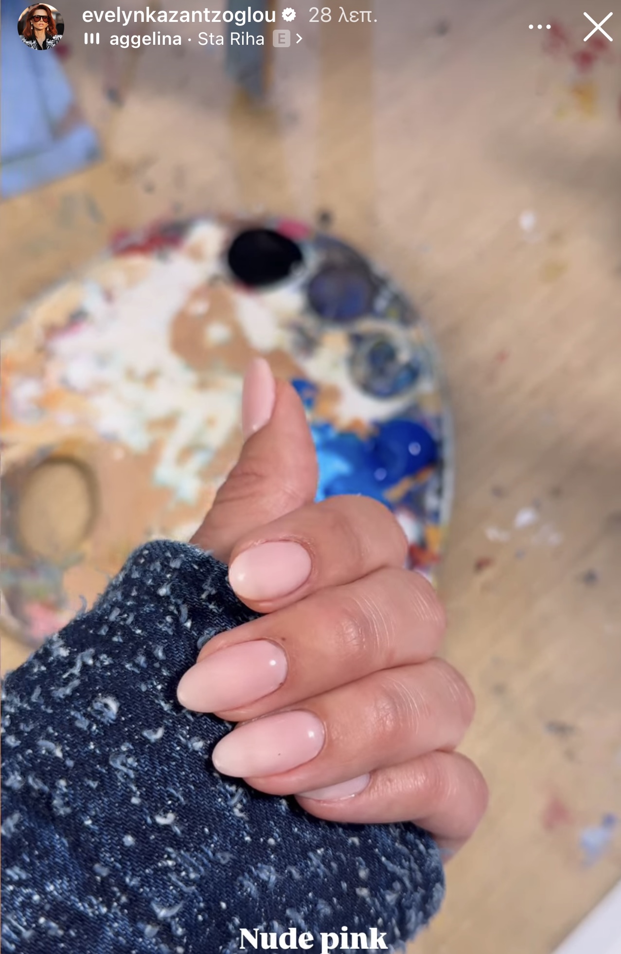 Η Εβελυν Καζαντζόγλου με strawberry milk manicure