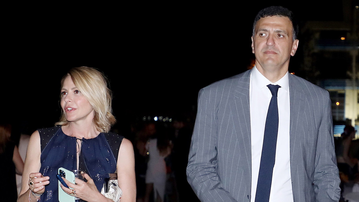 Βασίλης Κικίλιας: Με την Τζένη Μπαλατσινού και τον γιο τους στο νησί των παιδικών του αναμνήσεων