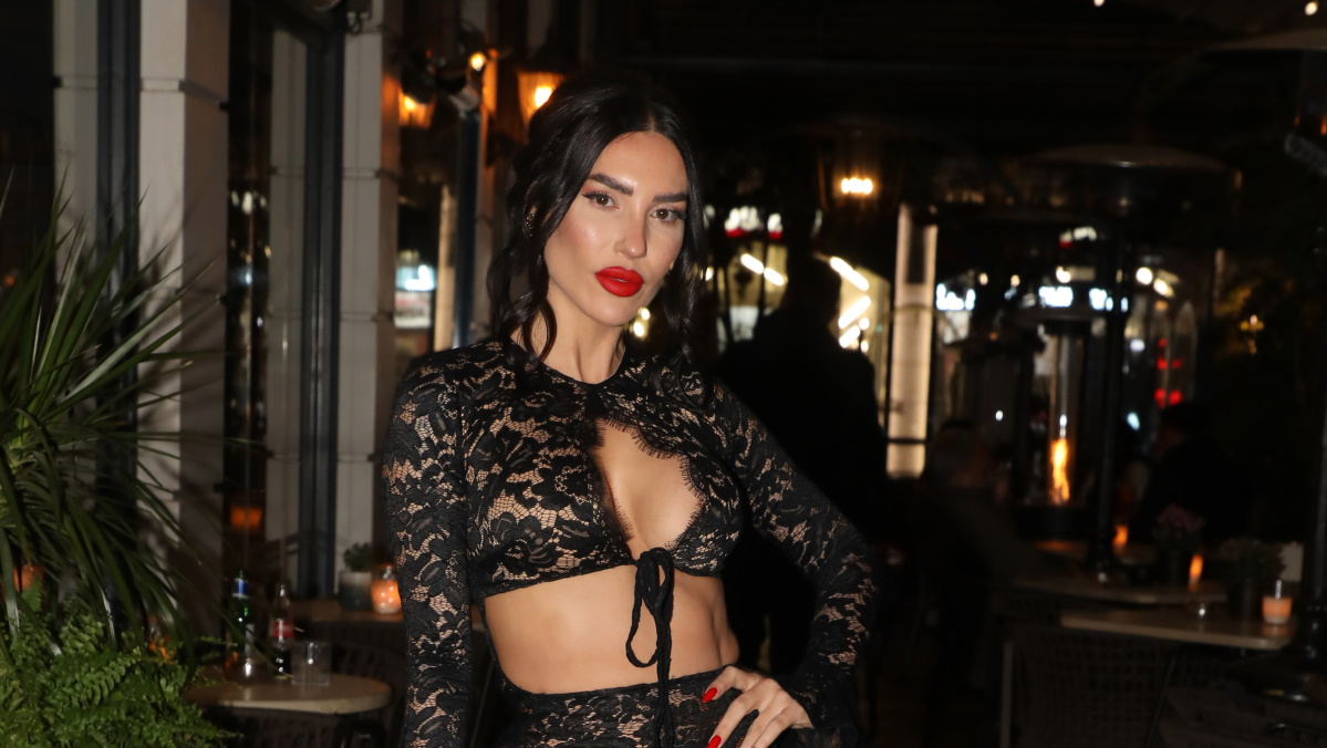 Ζέτα Θεοδωροπούλου: Με lace φόρεμα με cut outs σε πριβέ δείπνο με την κόρη της και φίλες για τη γιορτή της