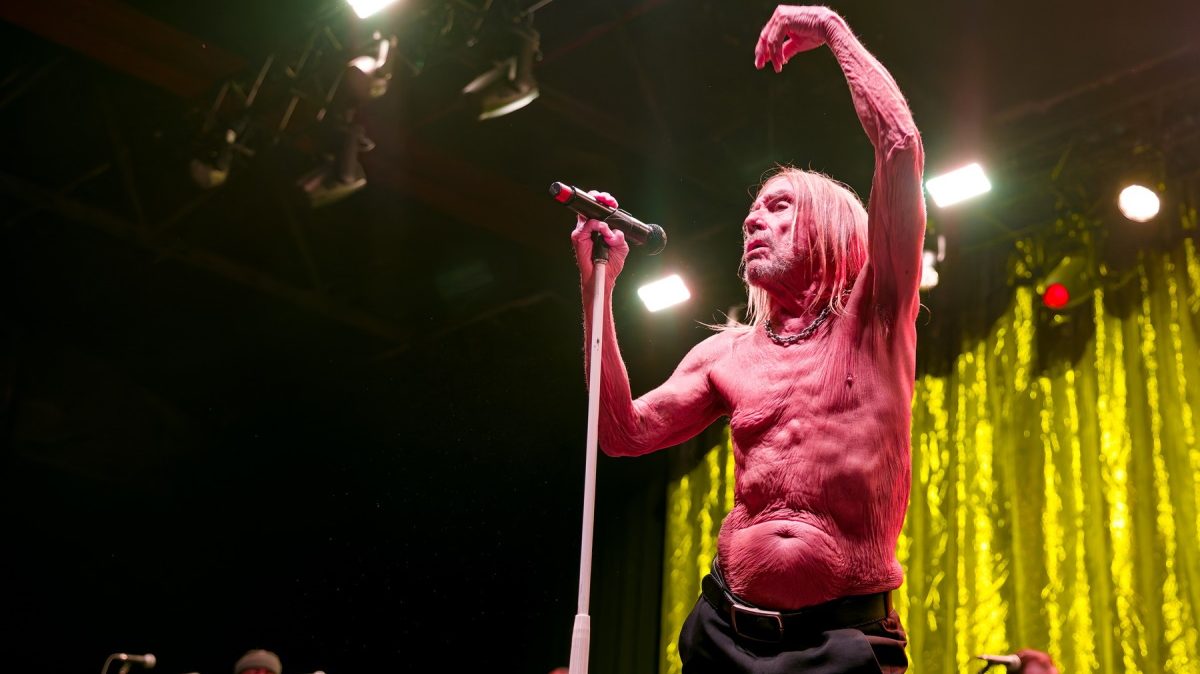 Iggy Pop: Αποχώρησε με φέρετρο από την σκηνή και προκάλεσε πανικο