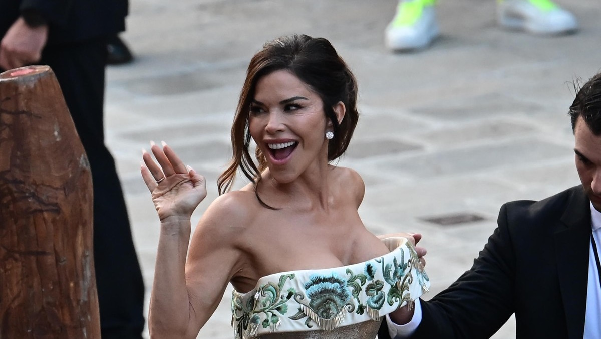 Λόρεν Σάντσεζ: Η εντυπωσιακή εμφάνιση με Haute Couture φόρεμα Schiaparelli πριν τον γάμο της με τον Τζεφ Μπέζος