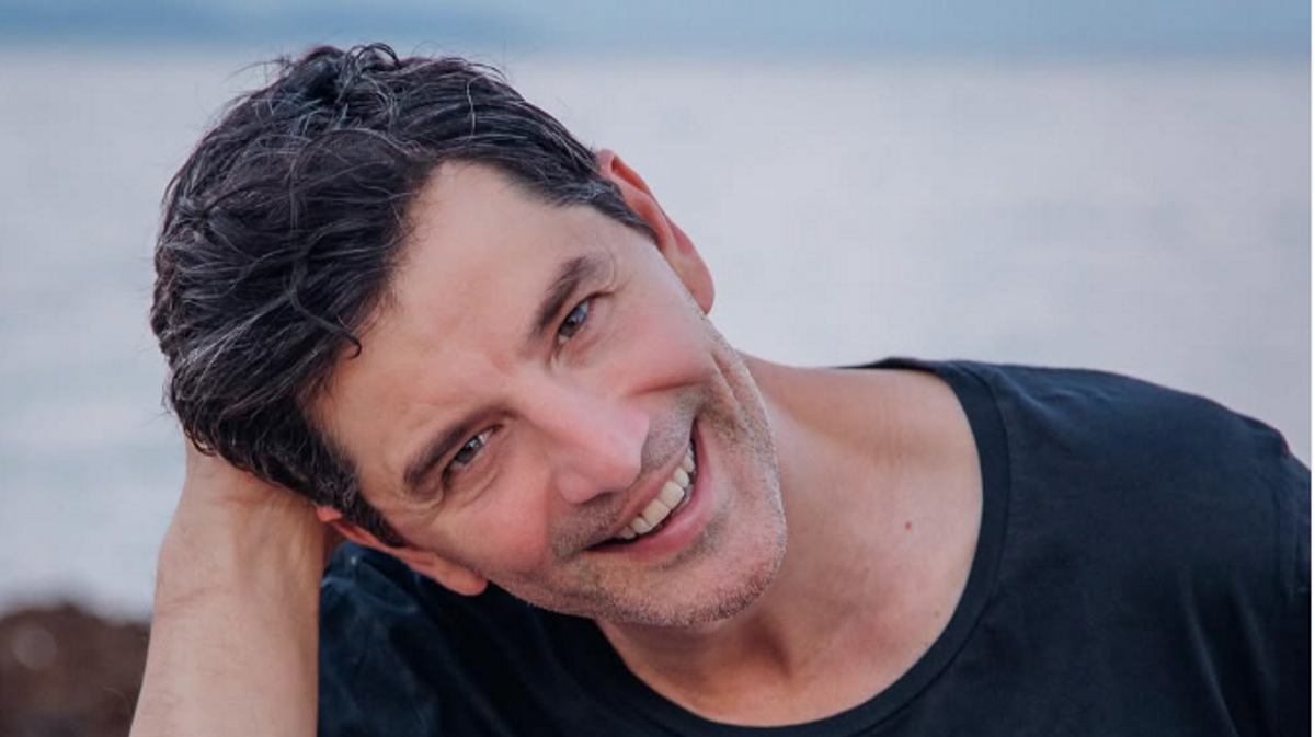 Σάκης Ρουβάς: «Πολύ σοβαρά θέματα έχετε, μπράβο!» – Η viral στιγμή με το σκισμένο τζιν και οι τηλεοπτικές αποκαλύψεις