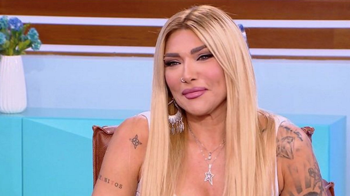 Αγγελική Ηλιάδη: «Με τον Βασίλη Καρρά έχουμε κλάψει και ξενυχτήσει μαζί. Είχα την ανάγκη να βρεθώ εκεί και να τραγουδήσω για εκείνον»