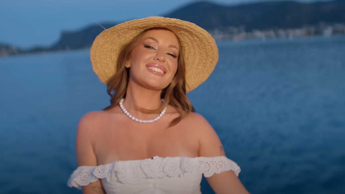 Ανδρομάχη: «Καλέ ποιος είναι αυτός» – Το music video του νέου της τραγουδιού που ξεσήκωσε το TikTok