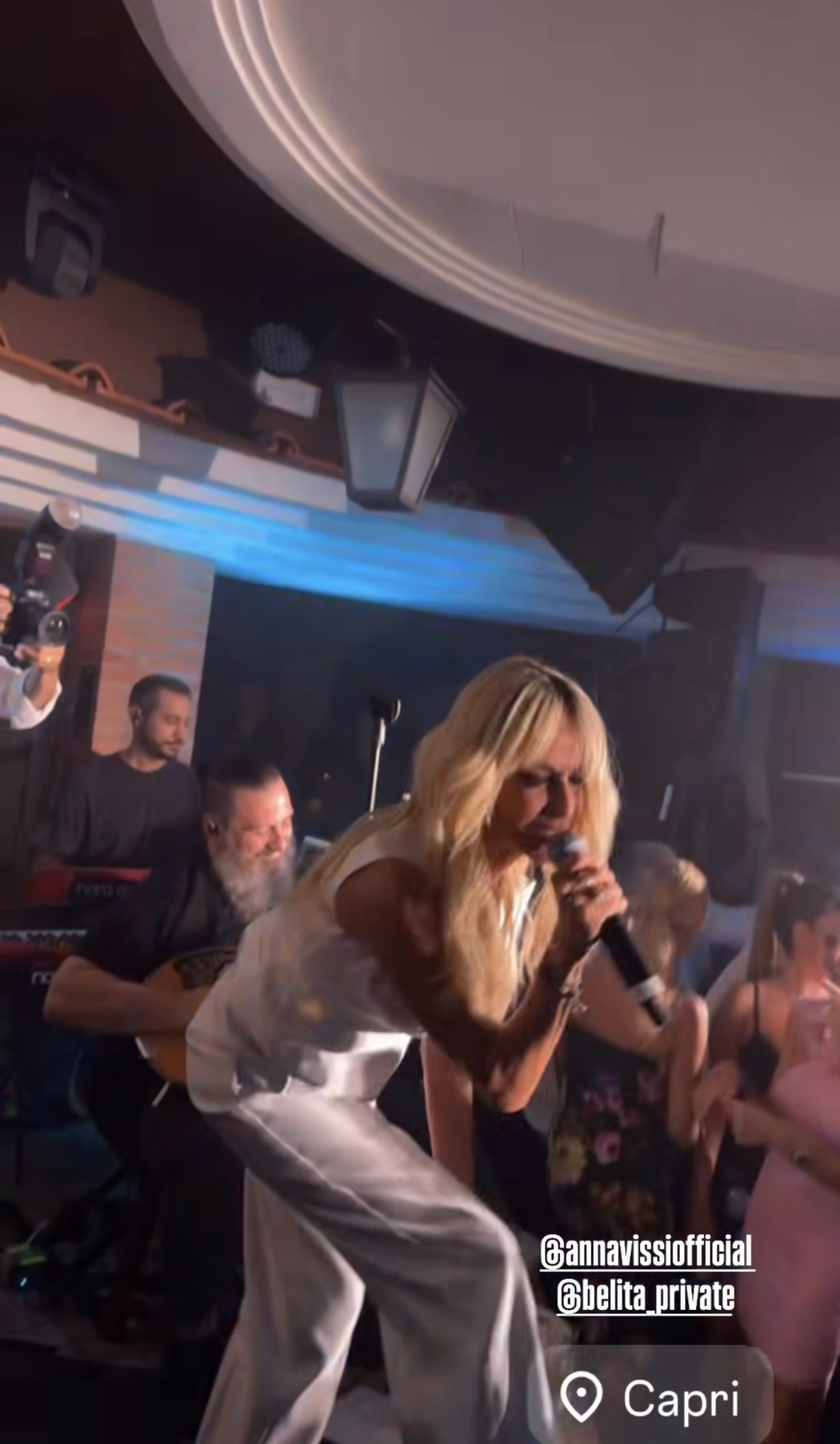 Η Άννα Βίσση με boho χτένισμα ως νονά