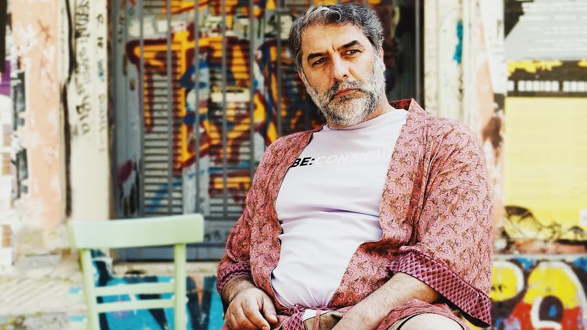 Βασίλης Μπισμπίκης: H ανατρεπτική φωτογράφιση του με κόκκινες γόβες!